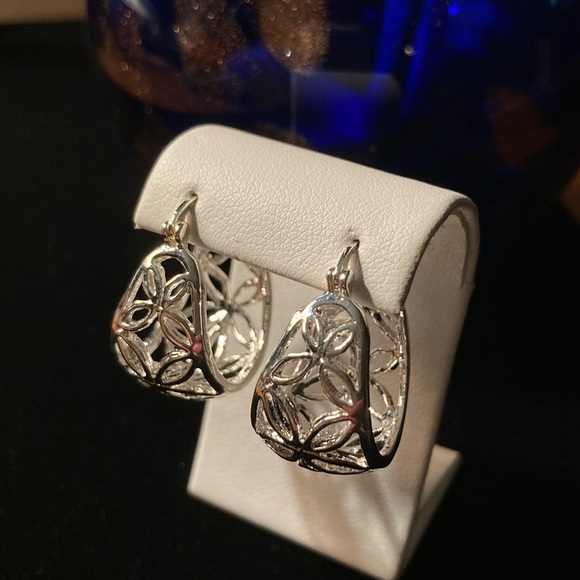 60s Inspired Daisy’s Silver plated wire Lever hook earrings